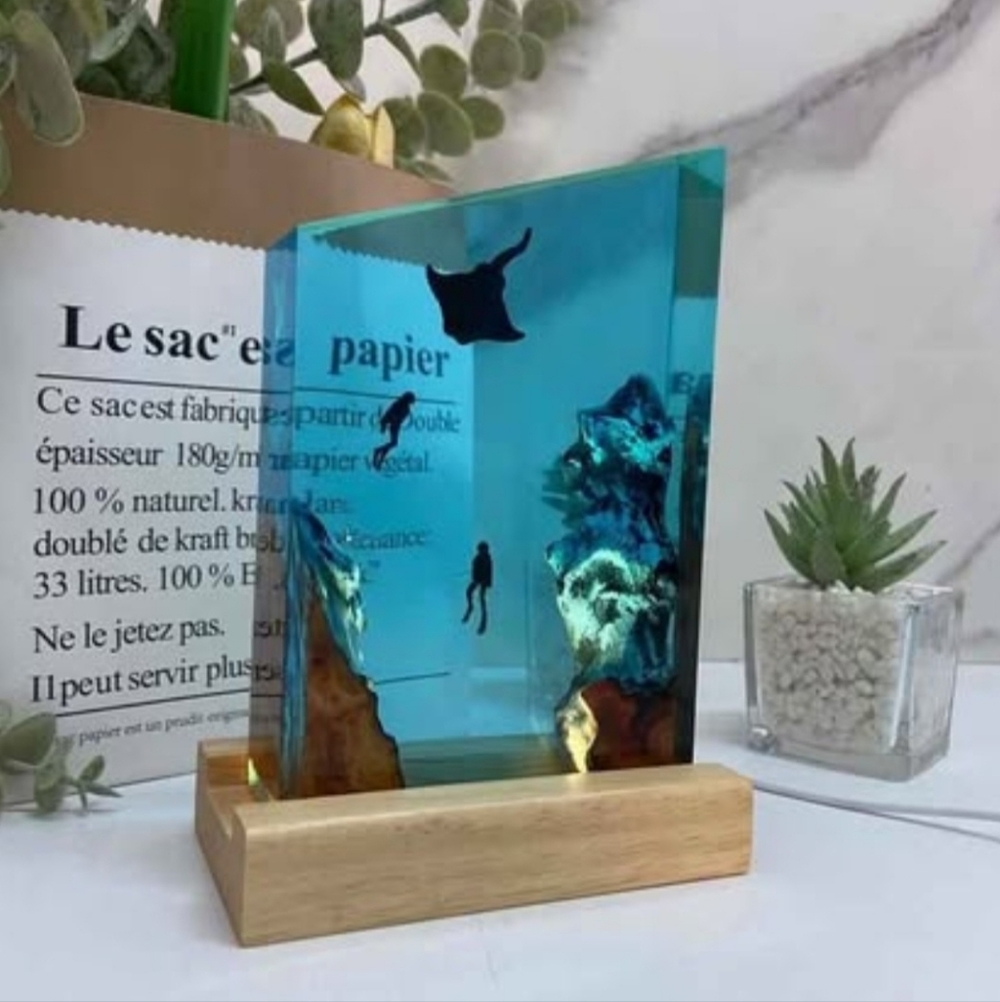 Handcrafted Manta Ray & Diver Epoxy Night Light — 3D Deep-Sea Designs